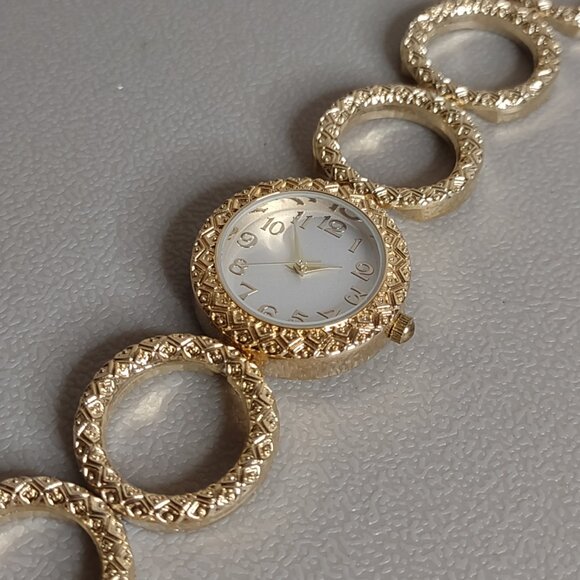 Untested Cute Gold Tone Circle Band Watch - Picture 2 of 9